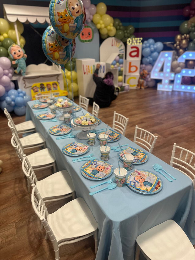 Kindertafels en stoelen huren